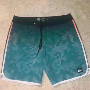 NWOT Quicksilver board shorts 38